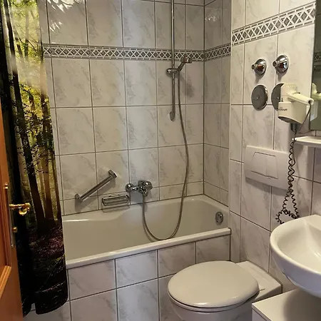 Moeblierte 2-schlafzimmer Mit 2 Baedern, Wg Geeignet, Bahnhofsnahe Lägenhet