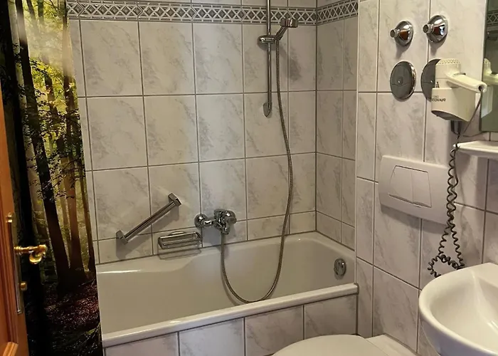 Moeblierte 2-schlafzimmer Mit 2 Baedern, Wg Geeignet, Bahnhofsnahe Lägenhet